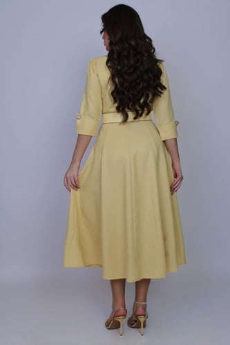 فستان أنيق بتصميم ناعم وانسيابي