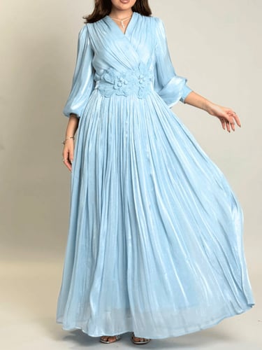 فستان طويل بتفاصيل زهور أنيقة