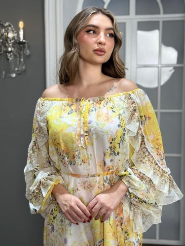 فستان بأكتاف مكشوفة وتصميم بطابع بوهيمي