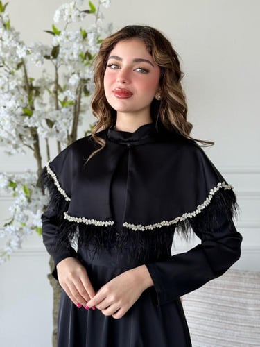 فستان مميز بكاب أنيق وتفاصيل ناعمة على الخصر