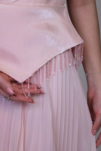 فستان أنيق بتصميم عصري يجمع بين البساطة والفخامة