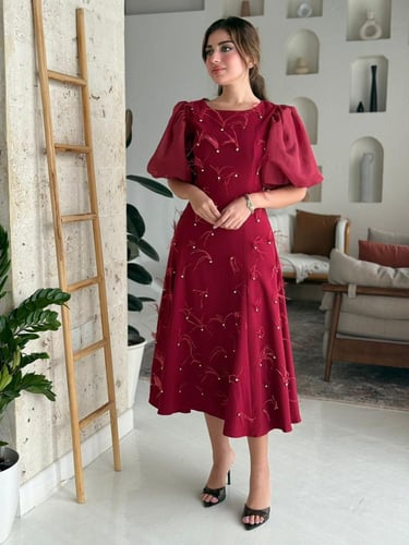 فستان متوسط الطول أنثوي، مزخرف بتطريزات ناعمة