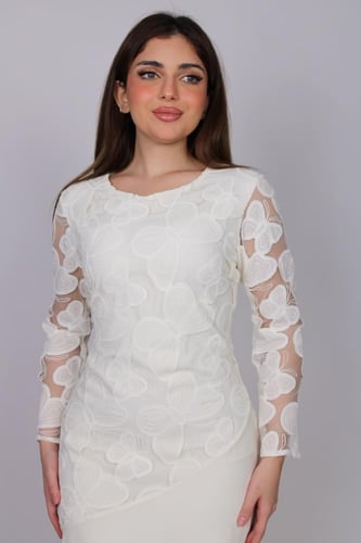 فستان دانتيل طويل بتصميم أنثوي راقٍ وأكمام شفافة