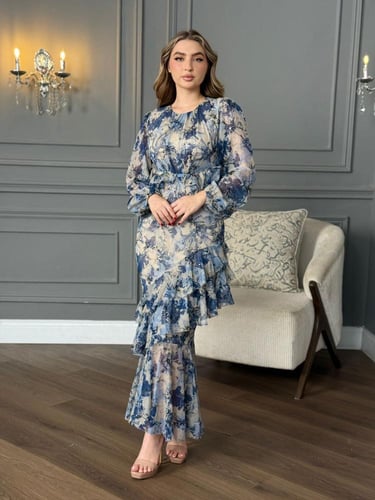 فستان بطبعات ناعمة وقصة متموجة بطبقات