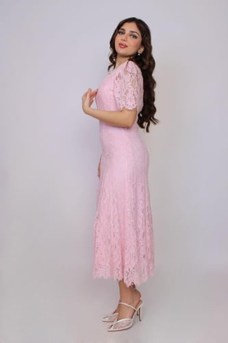 فستان دانتيل ناعم بتصميم أنثوي راقٍ