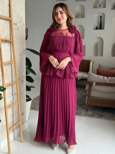 فستان مزوّد بتفاصيل ورود ناعمة على الصدر، وأكمام و...