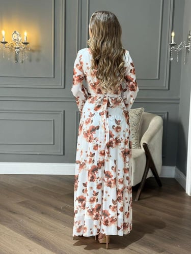 فستان بطبعات زهرية ناعمة وتصميم مميز بكسرات جانبية