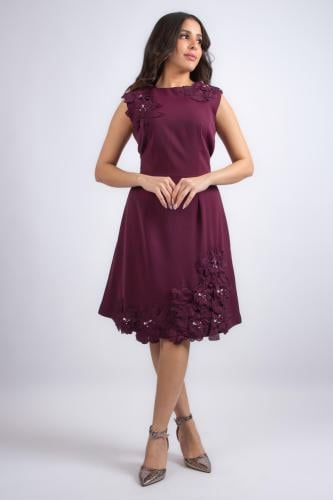 فستان أنيق بتصميم ناعم يلفت الانتباه