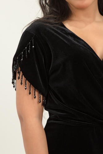 فستان مخملي مع التطريز اللامع، والقصّة الأنثوية ال...