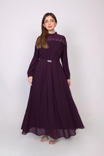 فستان سهرة طويل بتصميم أنثوي راقٍ