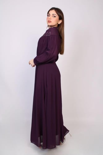 فستان سهرة طويل بتصميم أنثوي راقٍ