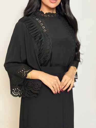 إطلالة دانتيل فاخرة