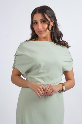 فستان ميدي بتصميم هادئ وأنيق