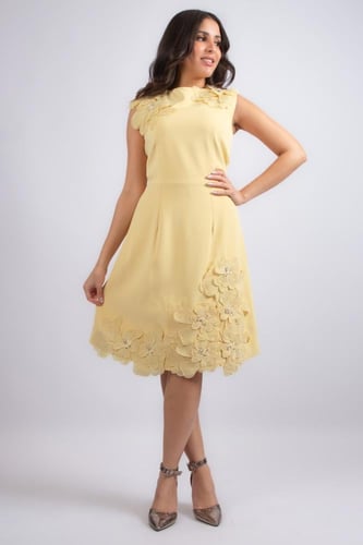 فستان أنيق بتصميم ناعم يلفت الانتباه