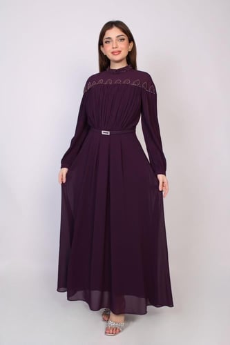 فستان سهرة طويل بتصميم أنثوي راقٍ