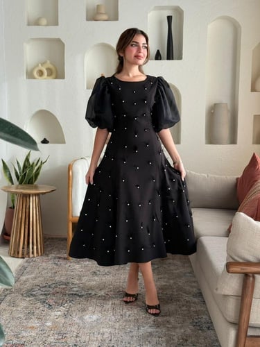 فستان متوسط الطول أنثوي، مزخرف بتطريزات ناعمة