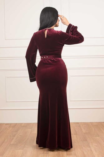 فستان مخمل فاخر بقصّة راقية وتطريز كريستالي