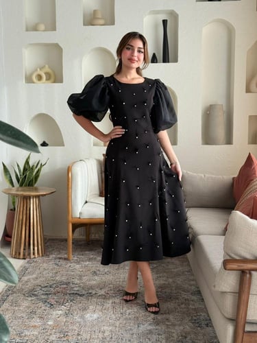 فستان متوسط الطول أنثوي، مزخرف بتطريزات ناعمة