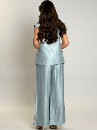 طقم نسائي بتصميم عصري