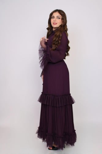 فستان طويل بتصميم أنثوي راقٍ ولون توتي عميق يلفت ا...