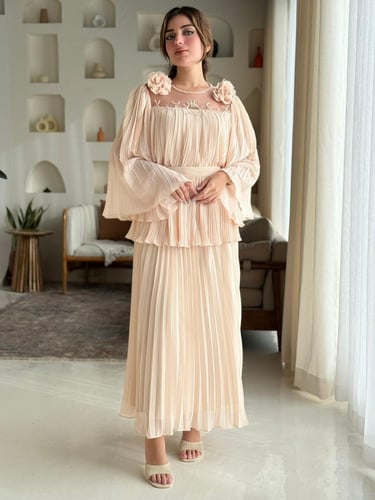 فستان مزوّد بتفاصيل ورود ناعمة على الصدر، وأكمام و...