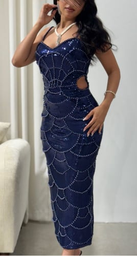 فستان ميدي ساحر بتطريز لامع وتصميم بارز للخصر يُبر...