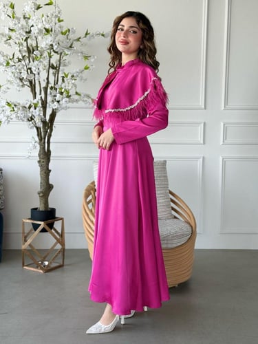 فستان مميز بكاب أنيق وتفاصيل ناعمة على الخصر