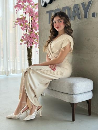 فستان بفتحة أمامية ملتفّة وأطراف مزينة بالخرز اللا...