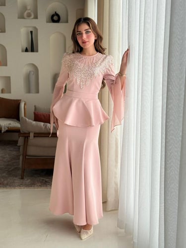 فستان قصة بيبلوم مميزة عند الخص