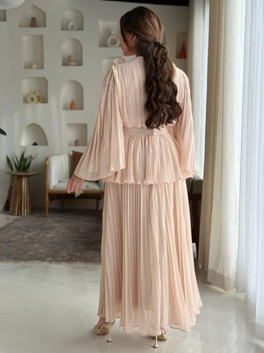 فستان مزوّد بتفاصيل ورود ناعمة على الصدر، وأكمام و...