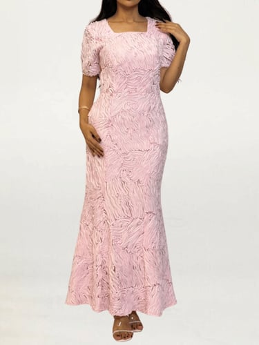 فستان بتفاصيل قماش مموّجة