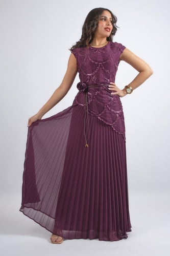 فستان بليسيه بتفاصيل فاخرة