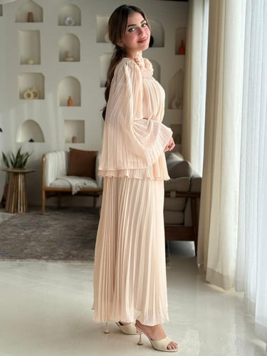 فستان مزوّد بتفاصيل ورود ناعمة على الصدر، وأكمام و...