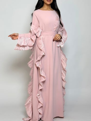 جلابية بقصّة مريحة وتفاصيل أنيقة