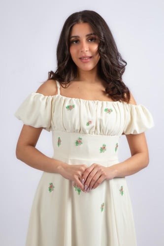 فستان ميدي ناعم أوف وايت بأكتاف مكشوفة وتطريز ورود...