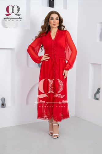 فستان ناعم طويل يتميز بخامة الدانتيل الراقية مع ال...