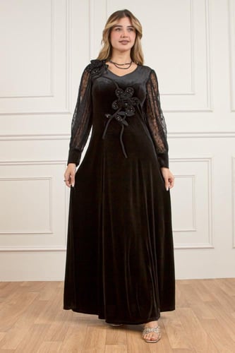 فستان مخمل أسود بأكمام دانتيل وزهور