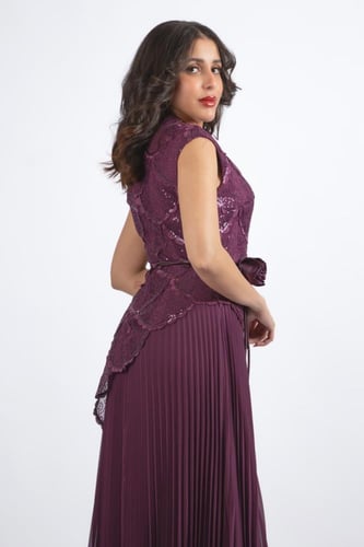 فستان بليسيه بتفاصيل فاخرة