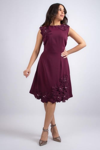 فستان أنيق بتصميم ناعم يلفت الانتباه