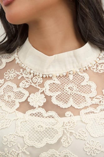 فستان دانتيل قصير بكشاكش عاجية