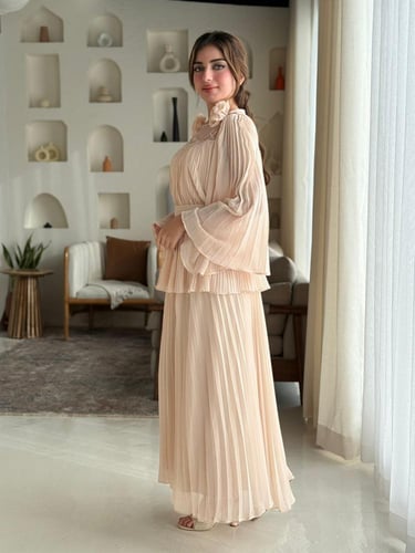 فستان مزوّد بتفاصيل ورود ناعمة على الصدر، وأكمام و...