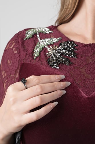 فستان مخملي فاخر بتطريز أزهار لامعة