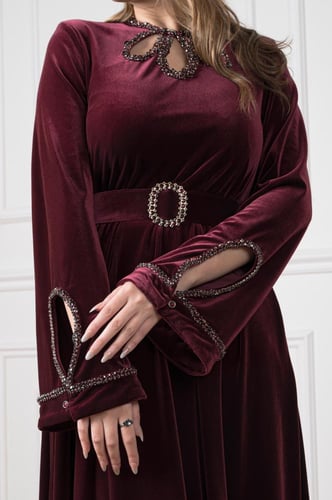 جلابية مخمل بقصّة راقية وتطريز كريستالي