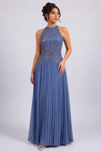 فستان "نجمة الليل" الأزرق بياقة رسن (Halter) وتنورة مكسرة.