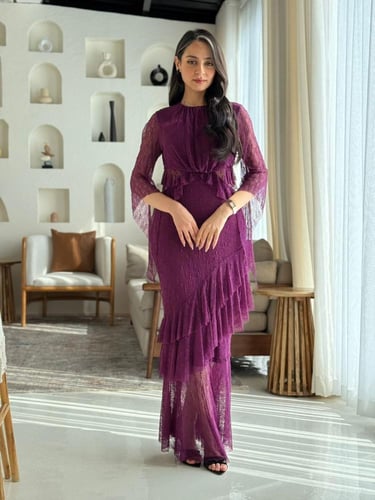 فستان نغمة الندى – دانتيل وكشكشة ساحرة