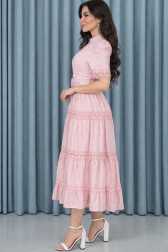 فستان أنثوي راقي بطبعات دانتيل أنيقة