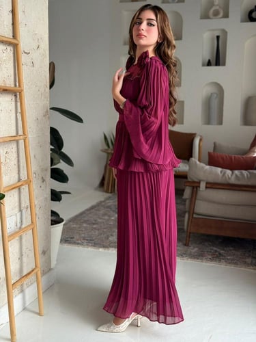 فستان مزوّد بتفاصيل ورود ناعمة على الصدر، وأكمام و...