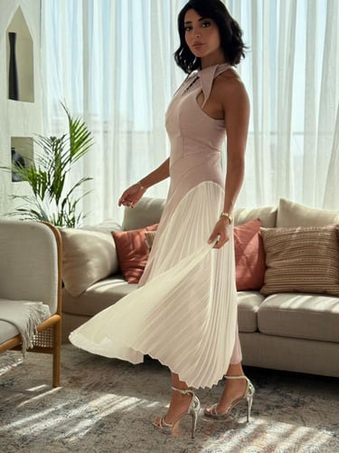 فستان بلمسة شيفون وقصّة مائلة تنسدل بثنيات أنثوية