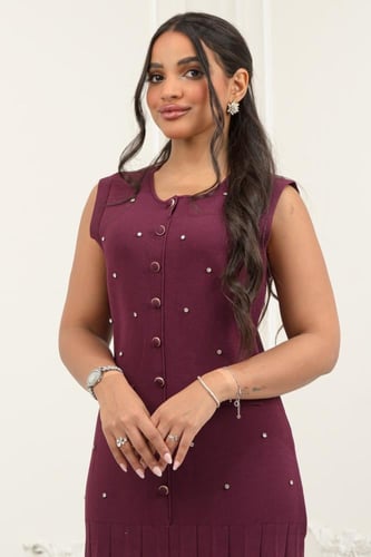 فستان برغندي يمنحك حضورًا فخمًا وهادئًا