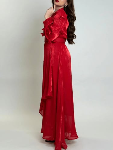 فستان سهرة بتفاصيل أنثوية جريئة